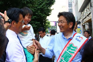 合同街頭演説会後に長野市内を練り歩く岡田代表と杉尾ひでや候補者
