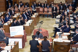 予算委員会で山井議員が問いただす