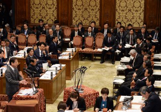 長妻議員の質問風景