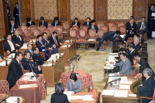 麻生財務大臣に「社会保障を削減しないように」と迫る中根議員