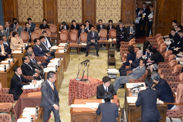 丸川大臣の答弁が混乱し、理事が委員長席に詰め寄る一幕も