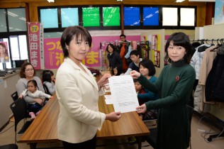 ママの会@北海道から要望書を受ける