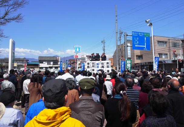 民進党初の地方遊説となった佐久平市内の会場には大勢の人々が集まった。