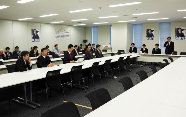 「衆議院議員選挙区画審議会設置法及び公職選挙法の一部を改正する法律案の概要(案)」について意見を交わす政治改革推進本部総会の参加者ら
