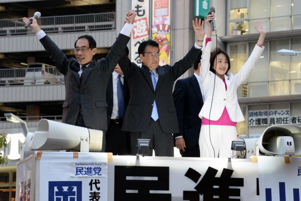 大野元裕参院議員（左）と山川３区支部長への支援を訴える岡田代表