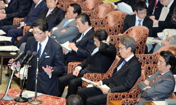 「TPP断固反対」と明言していた高鳥TPP担当副大臣に不機嫌な表情の安倍総理