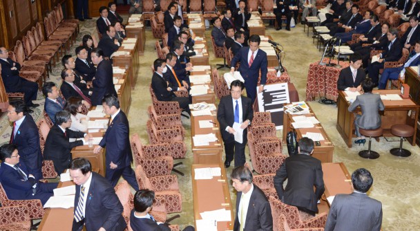 委員会室から退席する民進党議員。