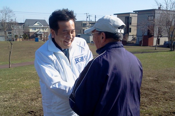 枝野幹事長の声を聞いて駆け寄ってくれた地元市民に笑顔で応える枝野幹事長