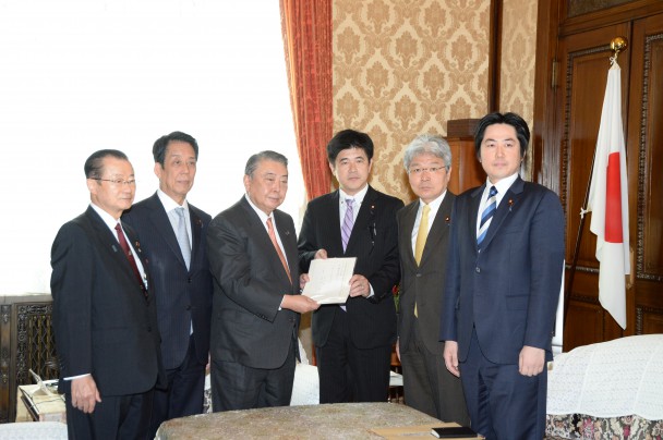 民進党案を大島議長に手交(左から、河村議院運営委員長、川端副議長、大島議長、今井幹事長代理、逢坂議員、落合議員)