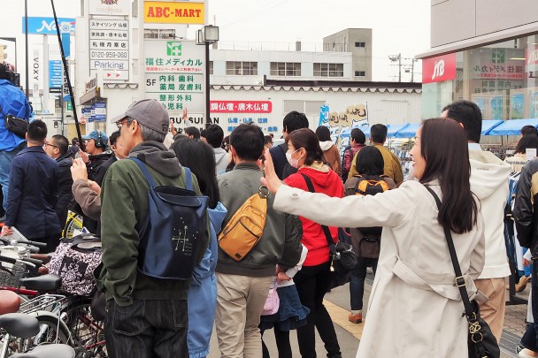 演説場所は札幌ドームのほど近く。野球観戦に向かう人々が笑顔で応じていた。