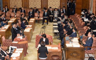 政府の対応をただす黒岩宇洋議員