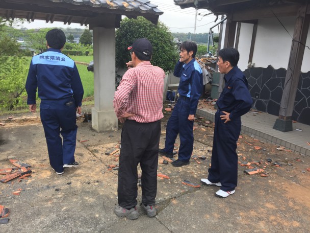 益城町内の建物の損壊状況を調査、住民から話を聞く