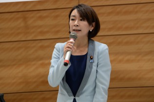 山尾志桜里政務調査会長