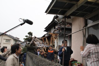 熊本市東区内の倒壊した住宅を視察、住民に話を聞く岡田代表