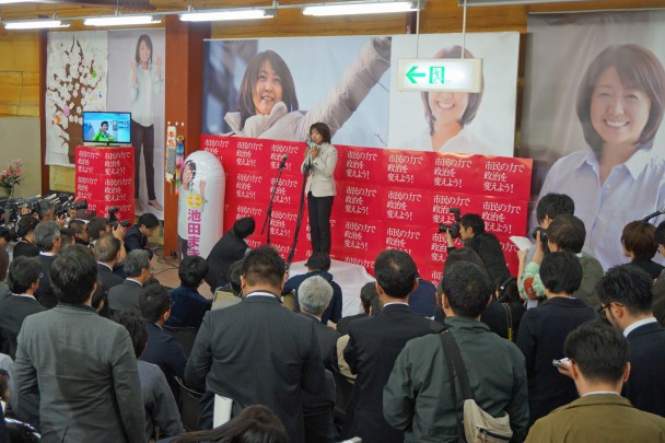 選挙事務所は池田候補を称える暖かい拍手に包まれた