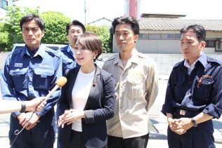 記者団の質問に答える、左から鎌田県連代表(熊本県議)、浜田県議、山尾会長、神山ネクスト防災副大臣、上田幹事長(熊本市議)