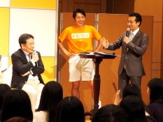 あいさつに立つ初鹿青年局長(右)