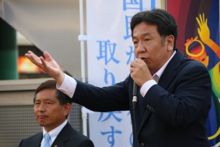 街頭演説する枝野幹事長