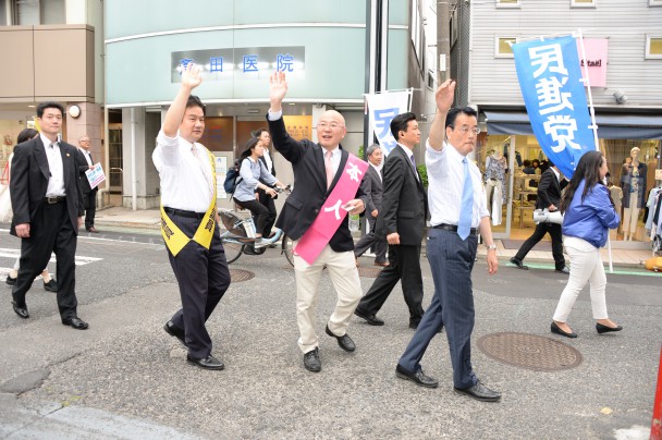 六角橋商店街を歩行遊説