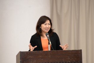 亀井亜紀子総支部長