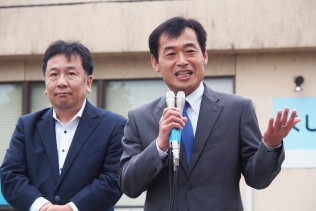 枝野幹事長とともに街頭演説会でマイクを握る横山たつひろ氏