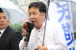 街頭演説する枝野幹事長