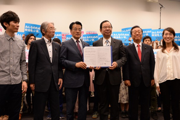 市民連合の政策要望を掲げる4野党幹部