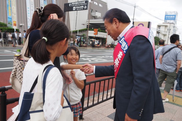 聴衆と握手を交わす芝候補予定者