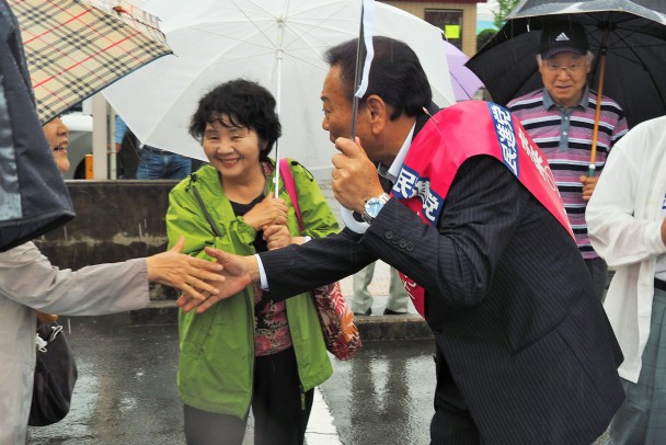 雨の中駆け付けてくれた人々に感謝