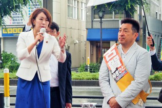 山尾志桜里政調会長と古賀ゆきひと候補