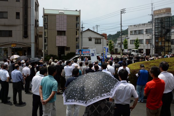 平日昼間の街頭演説にもかかわらず、暮らしや平和への不安を抱く多くの市民が参集