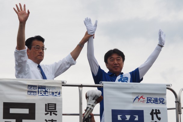 「安倍政権の暴走を止める夏に」と支援を訴える岡田代表と足立候補