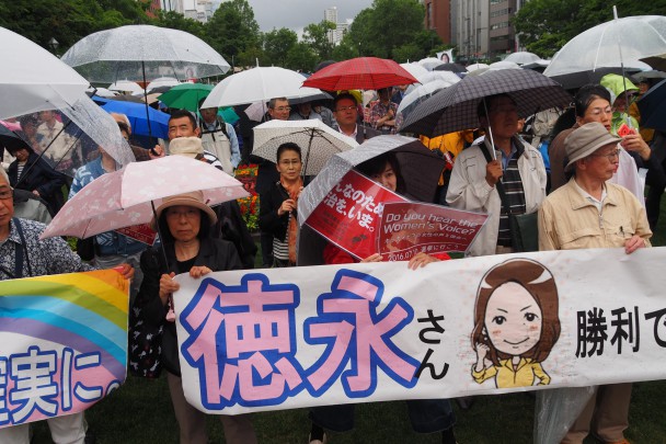 激しい雨の中徳永候補の必勝に向け多くの人が参集