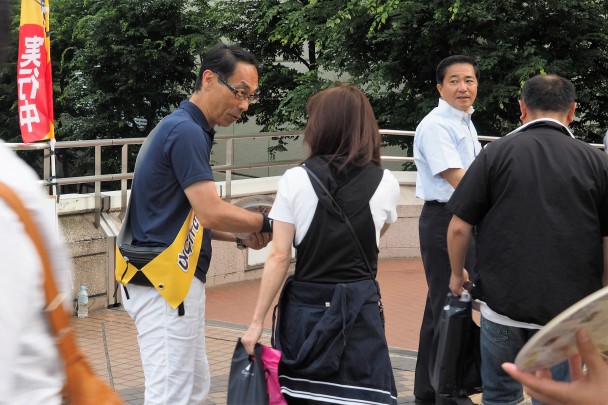 長島昭久ネクスト外務大臣(右)も応援に駆け付け、ビラを配る