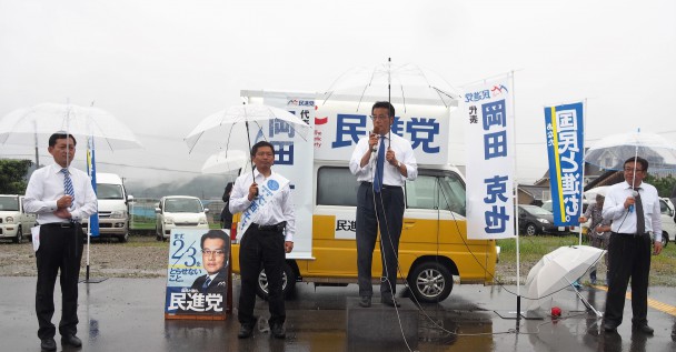広田県連代表（左）、武内県連代表代行がしっかりと選挙戦を支える