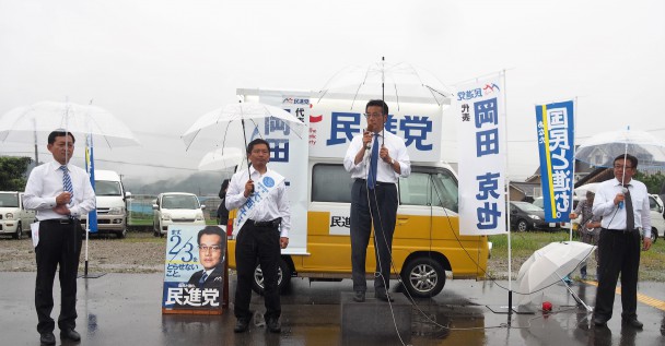 広田県連代表(左)、武内県連代表代行がしっかりと選挙戦を支える