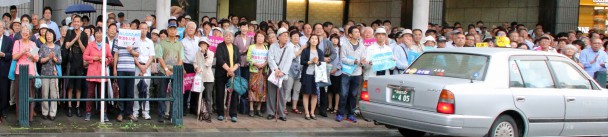 松山市駅前の聴衆