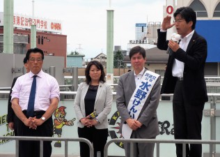 田嶋県連代表（右）、大田衆院議員（岡田代表の隣）