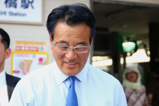 有権者と語らう岡田克也代表