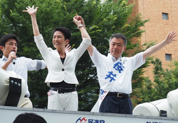 「宮城からは桜井さんを」と支援をと蓮舫代表代行(左)と桜井候補(右)