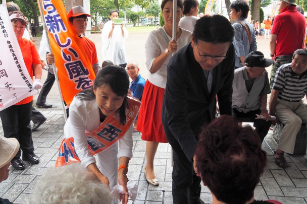長妻代表代行、西岡候補が揃って握手をしてまわる