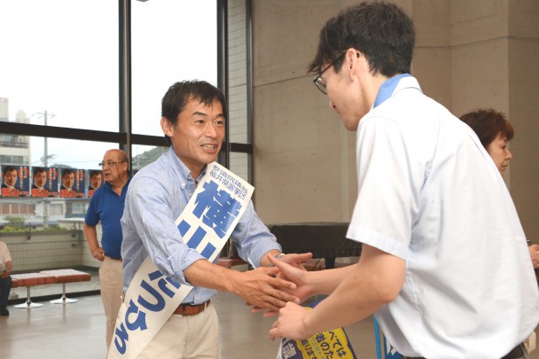 支持者と握手する横山候補