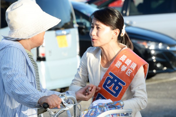 １人１人との握手を大切にする西岡候補