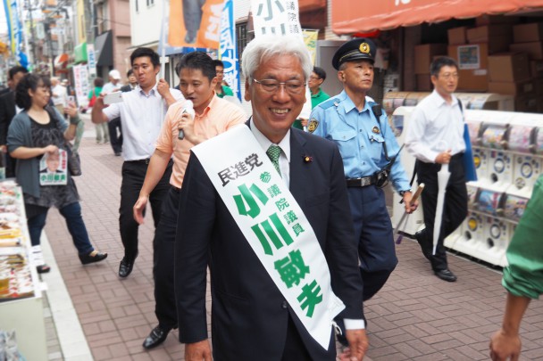 商店街を練り歩き