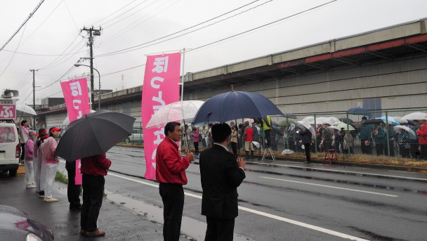 雨の中、会場となった漁港に多くの人が足を運んだ