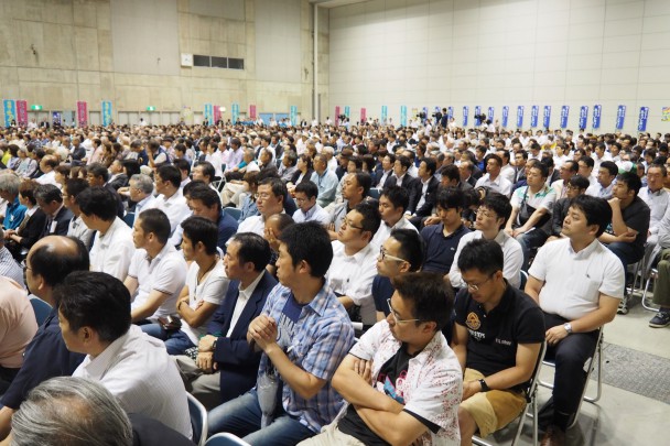 雨の中約1500人が集まり、舟山候補、安住国対委員長の訴えに耳を傾けた。