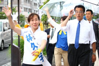 練り歩く林久美子候補と岡田克也代表