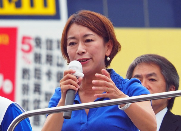 「やはり安倍政治ではだめ。大分の１議席を足立候補に」と訴える山尾志桜里政調会長