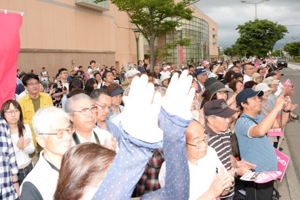 街頭演説には約600人が参集。たなぶ候補の演説後には「まさよコール」が響き渡った。