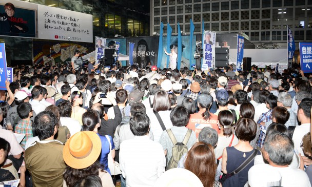 ハチ公前は多くの人で埋め尽くされ鳥越都政誕生に向け結束を呼びかけ合った